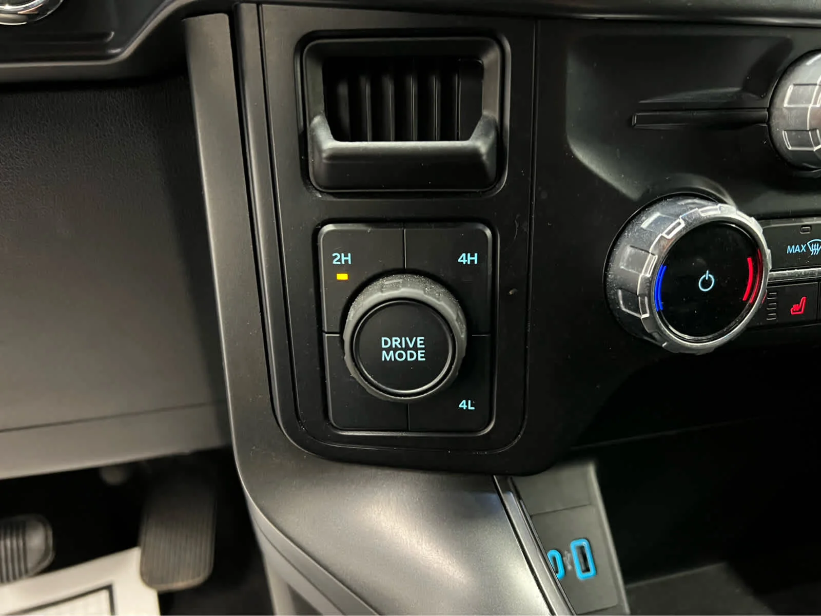 Used 2024 Avalanche Gray Ford XLT image 24
