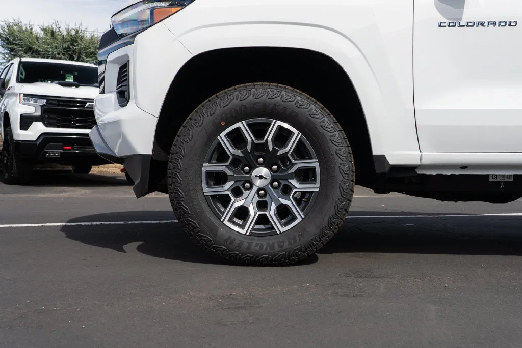New 2026 Summit White Chevrolet Z71 image 7