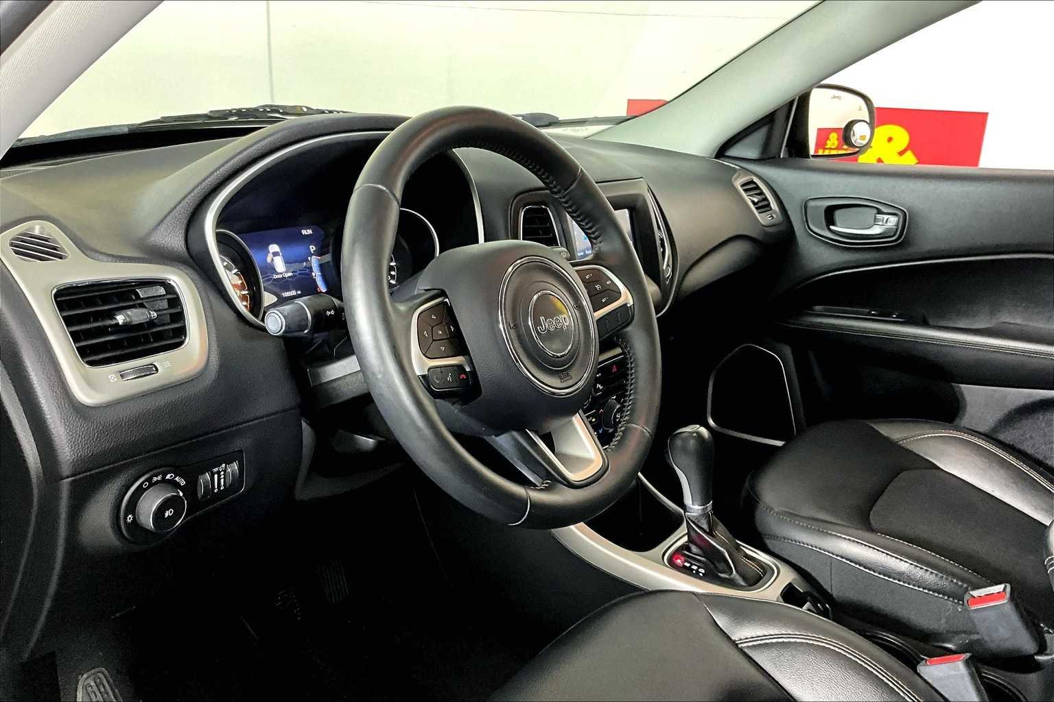 Used 2018 Olive Green Pearlcoat Jeep Latitude image 16