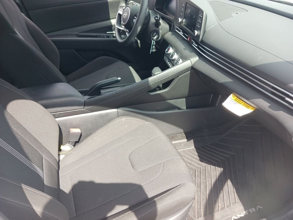 Used 2025 White Hyundai SE image 15