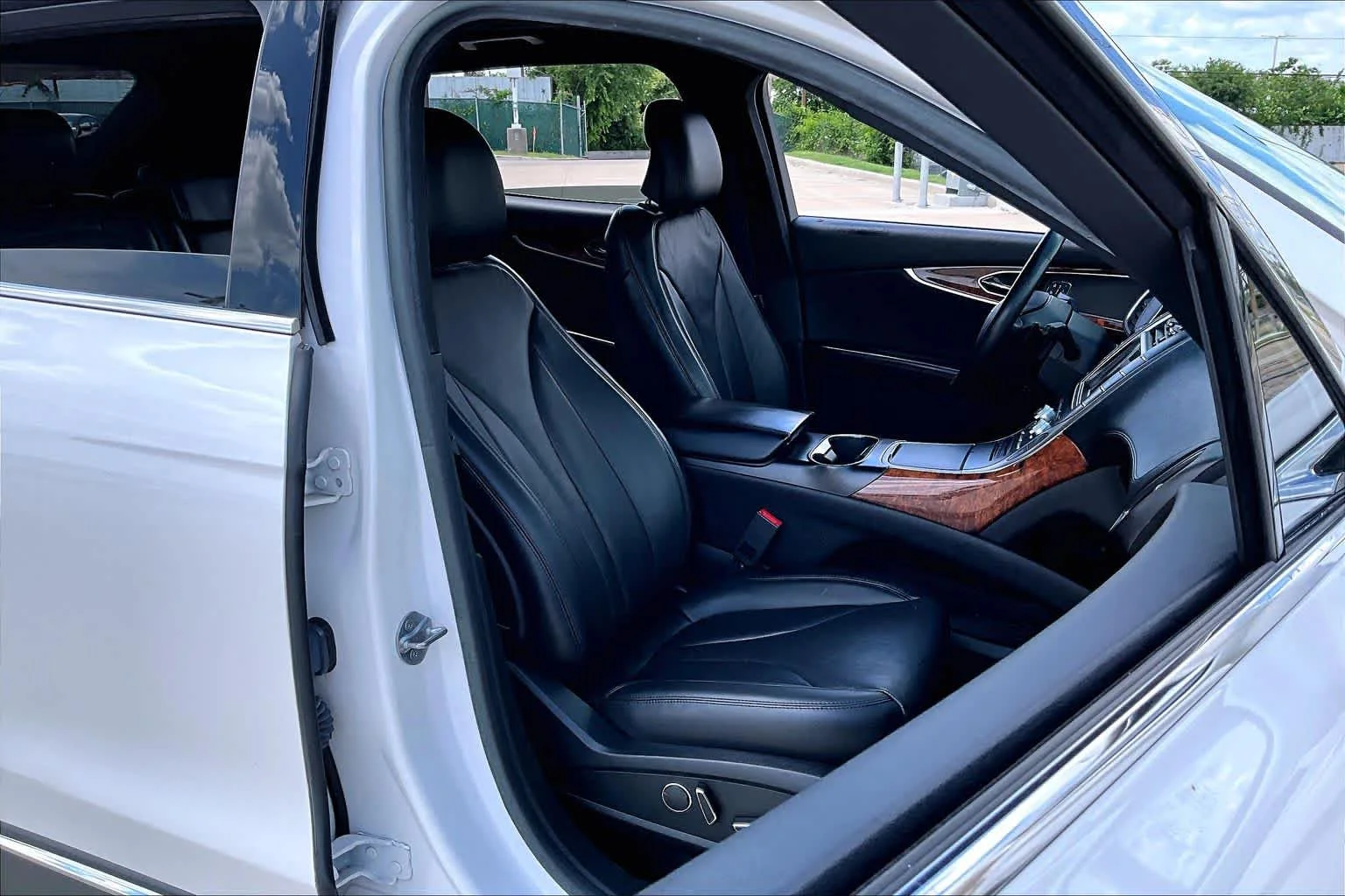 Used 2018 White Platinum Metallic Tri-Coat Lincoln Reserve image 9