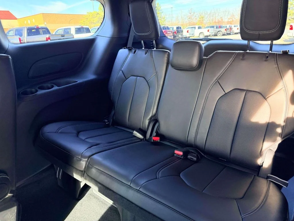 2026 Chrysler Pacifica Select - Photo 10