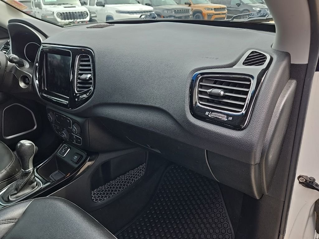 Used 2018 White Jeep Latitude image 68