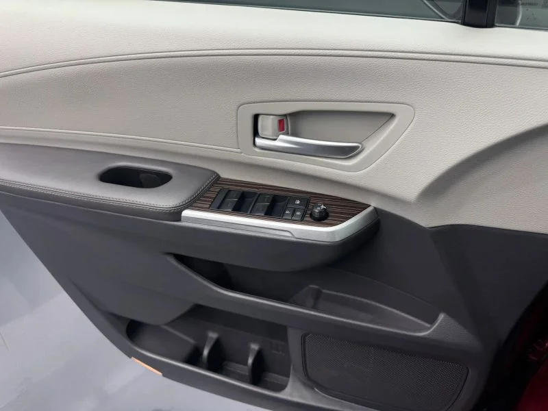 Used 2023  Toyota XLE Minivan 4D image 10