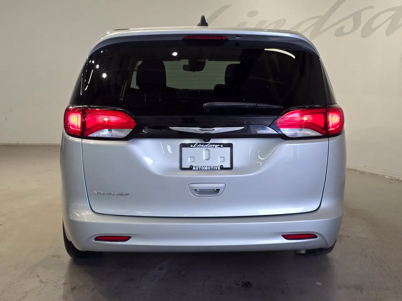 Used 2023 Silver Mist Clearcoat Chrysler LX image 6