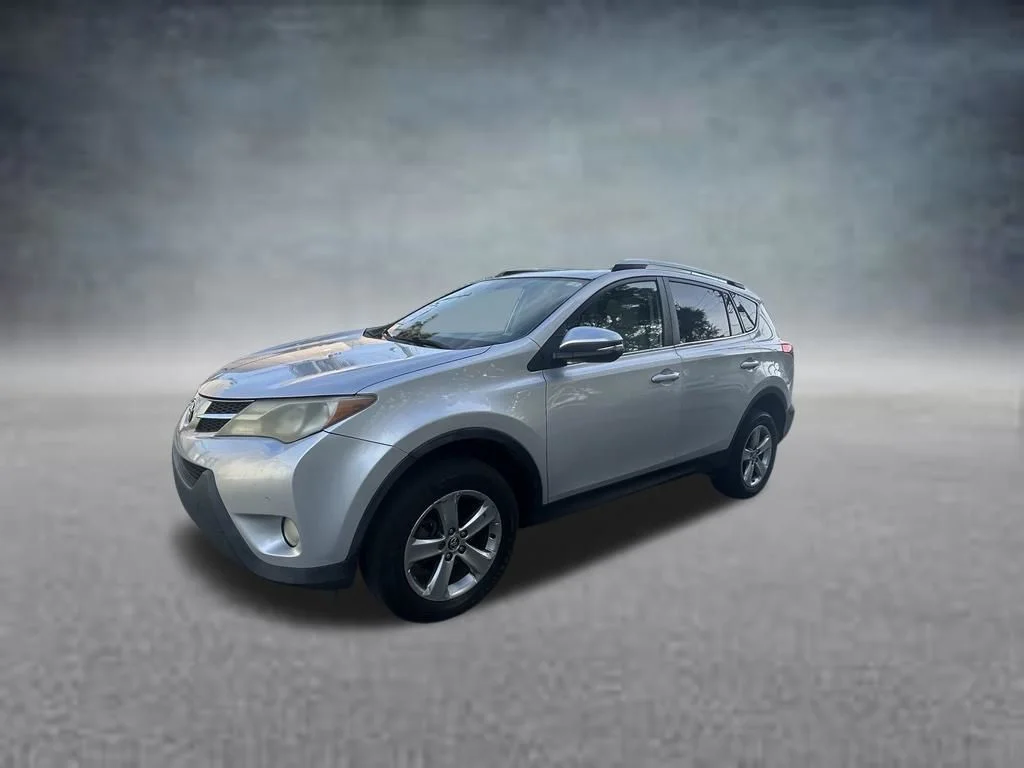 Used 2015 Silver Toyota XLE image 3