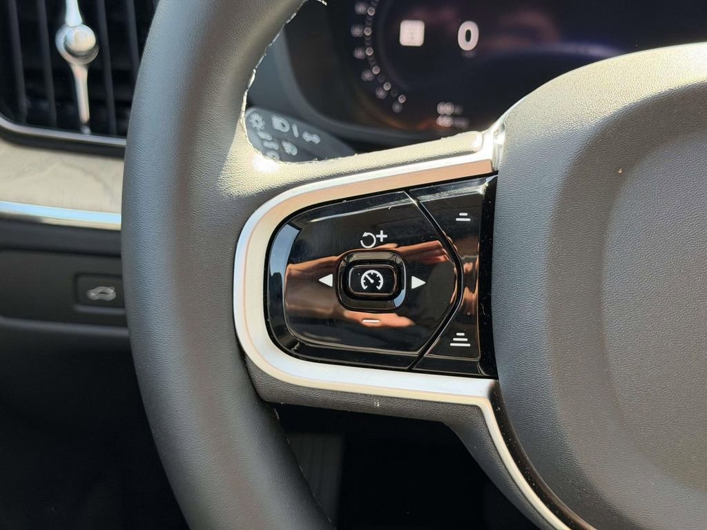 2026 Volvo XC60 Plus - Photo 8