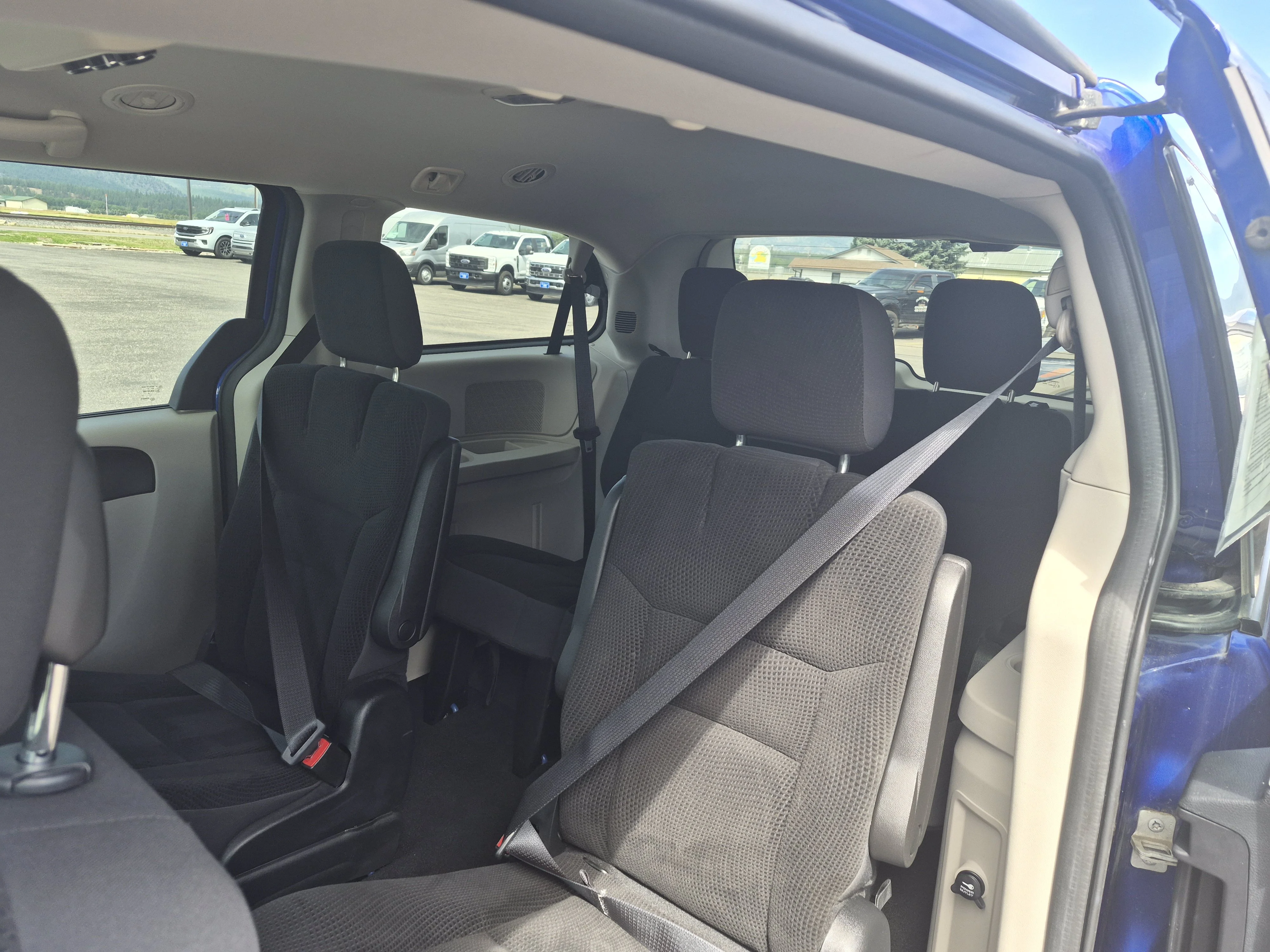 Used 2019 Blue Dodge SE image 4