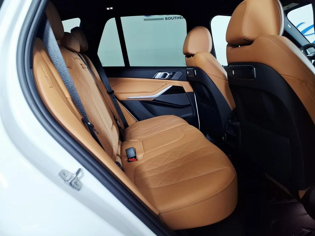 Used 2025 White BMW sDrive40i image 10