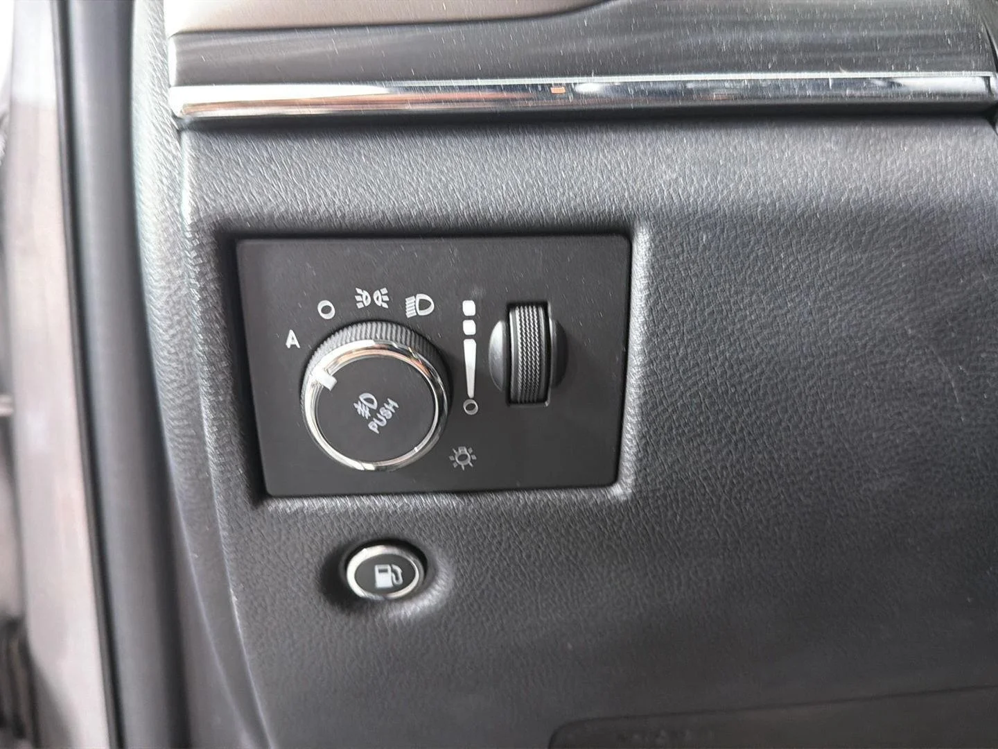 Used 2020 Billet Silver Metallic Clearcoat Jeep Limited image 11