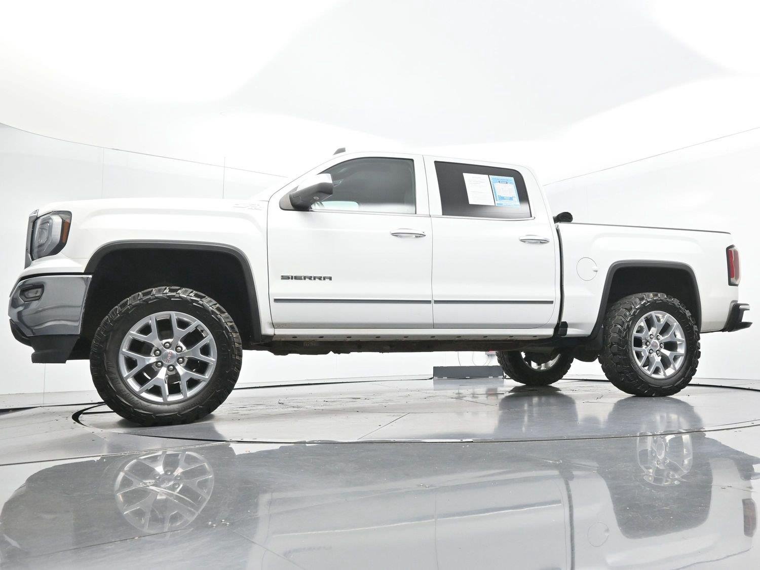 Used 2018 Summit White GMC SLT image 40