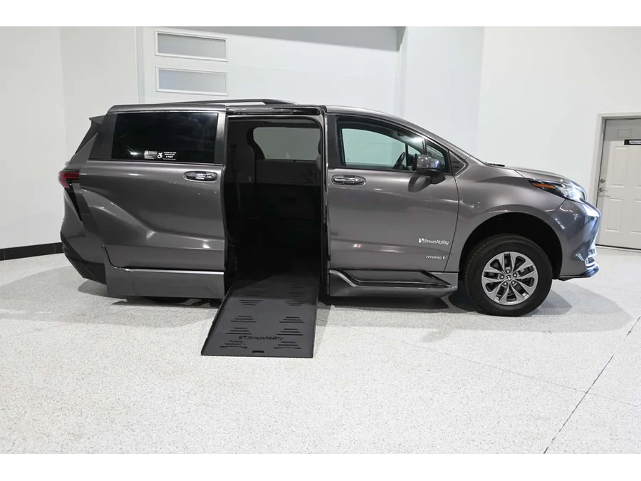 Used 2021 GRAY Toyota XLE Mobility Handicap Van image 17