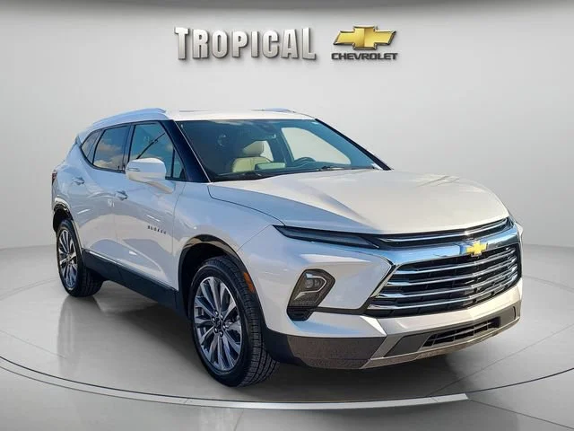 Used 2024 Iridescent Pearl Tricoat Chevrolet Premier image 4