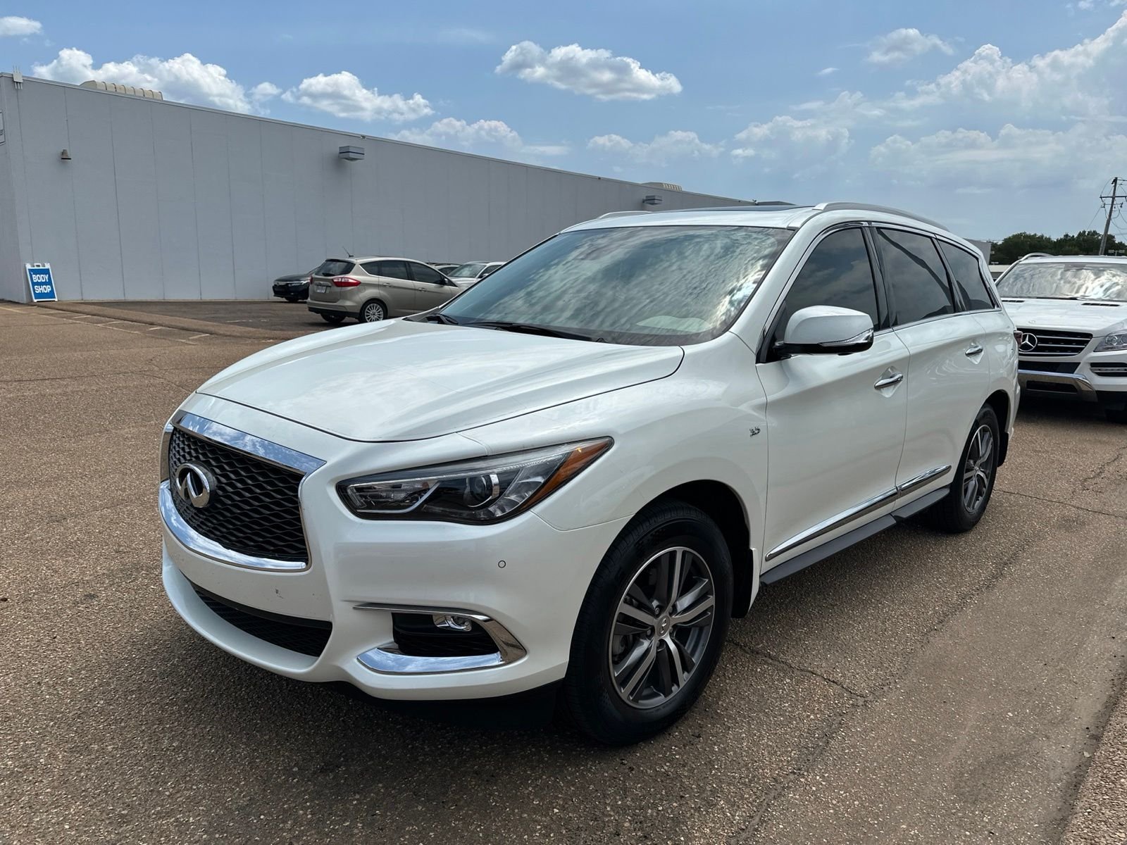Used 2020 White INFINITI LUXE image 1