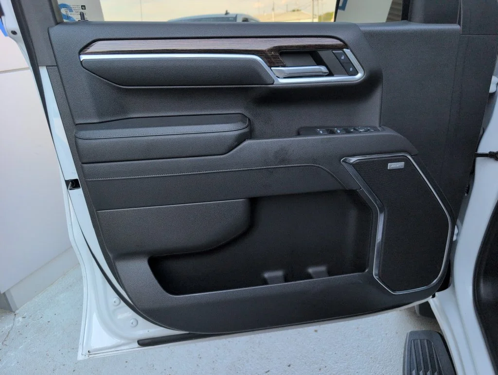 Used 2024 White GMC Elevation image 22