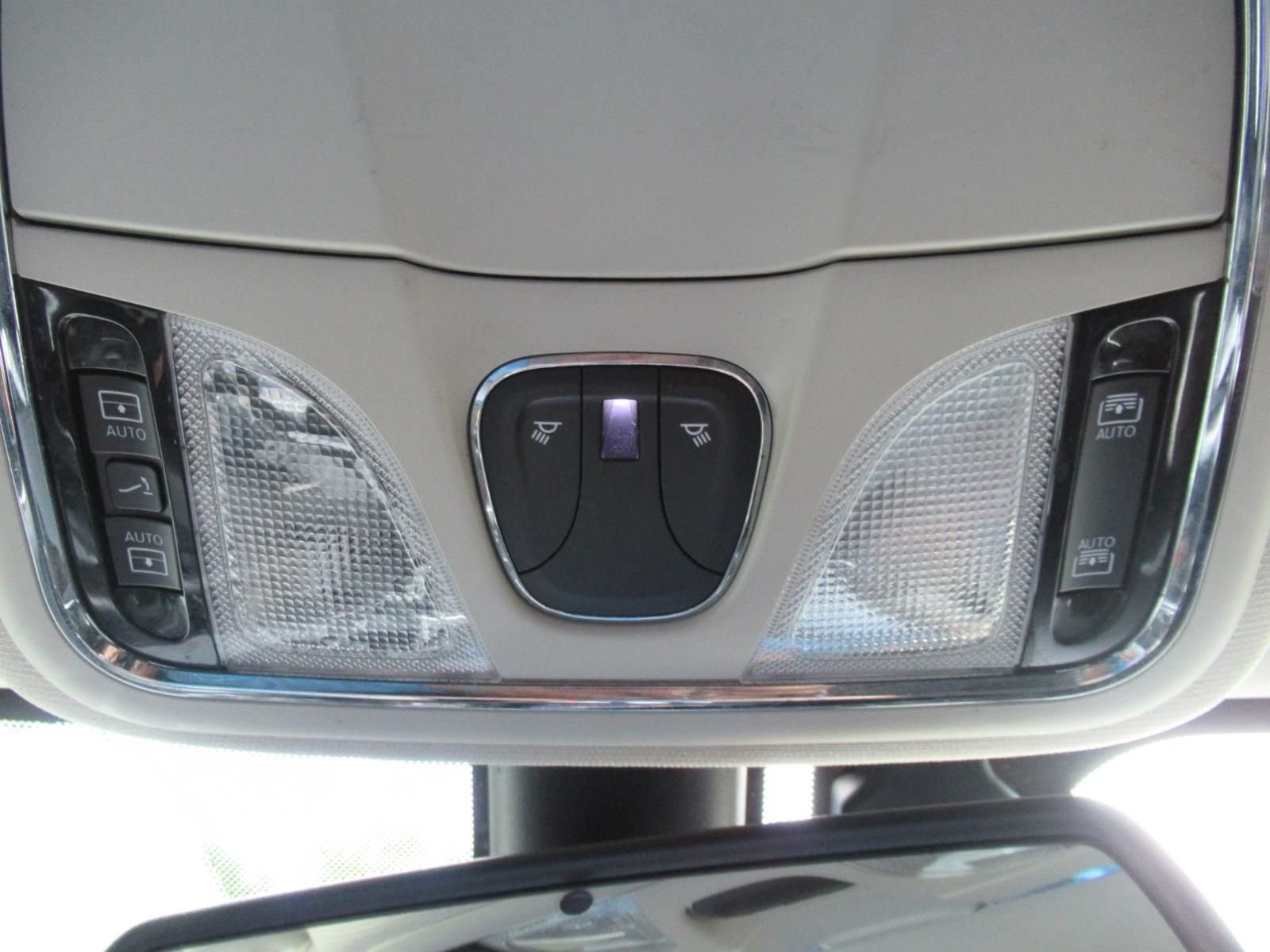 Used 2018 White Jeep Latitude Plus image 30