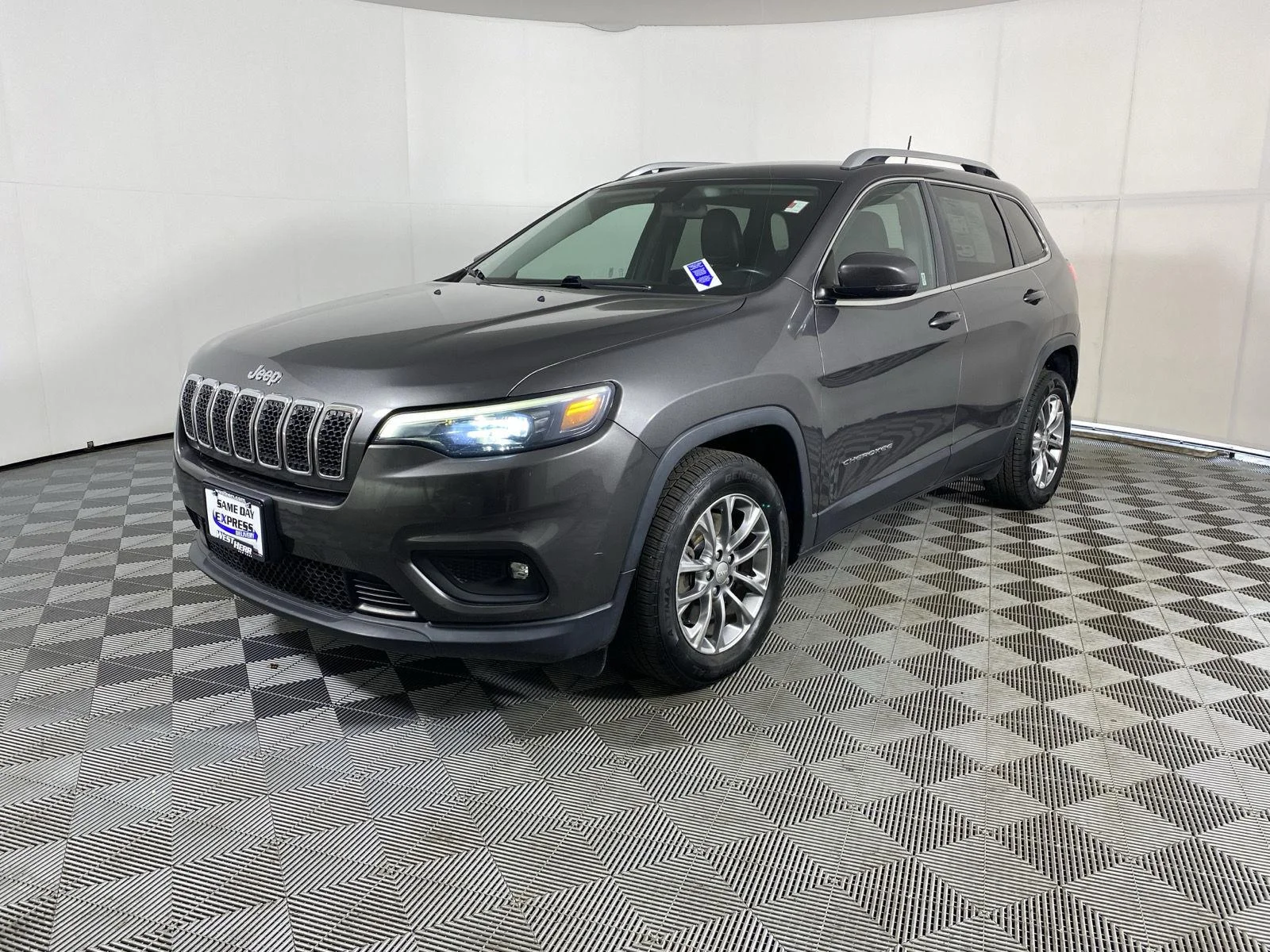 Used 2019 Granite Crystal Metallic Clearcoat Jeep Latitude Plus image 3
