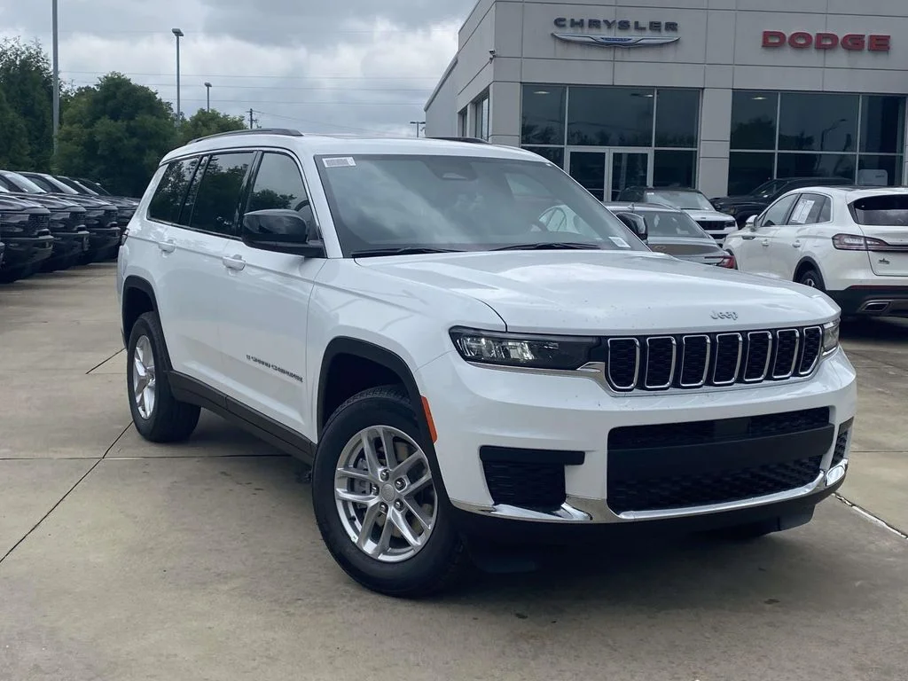 New 2026 Bright White Clear-Coat Exterior Paint Jeep Laredo X image 32