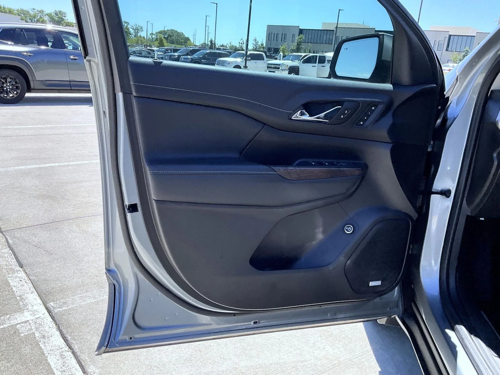 Used 2023 Silver GMC Denali image 10