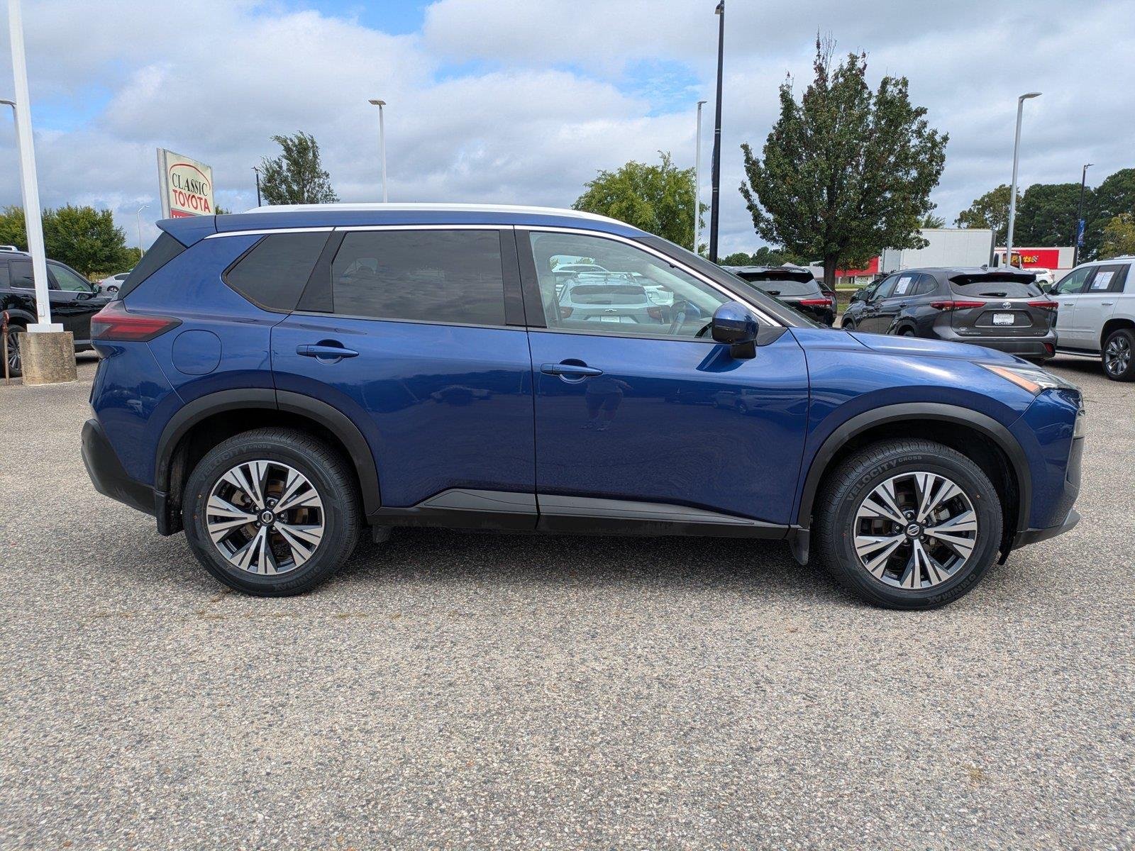 Used 2021 Caspian Blue Metallic Nissan SV image 3
