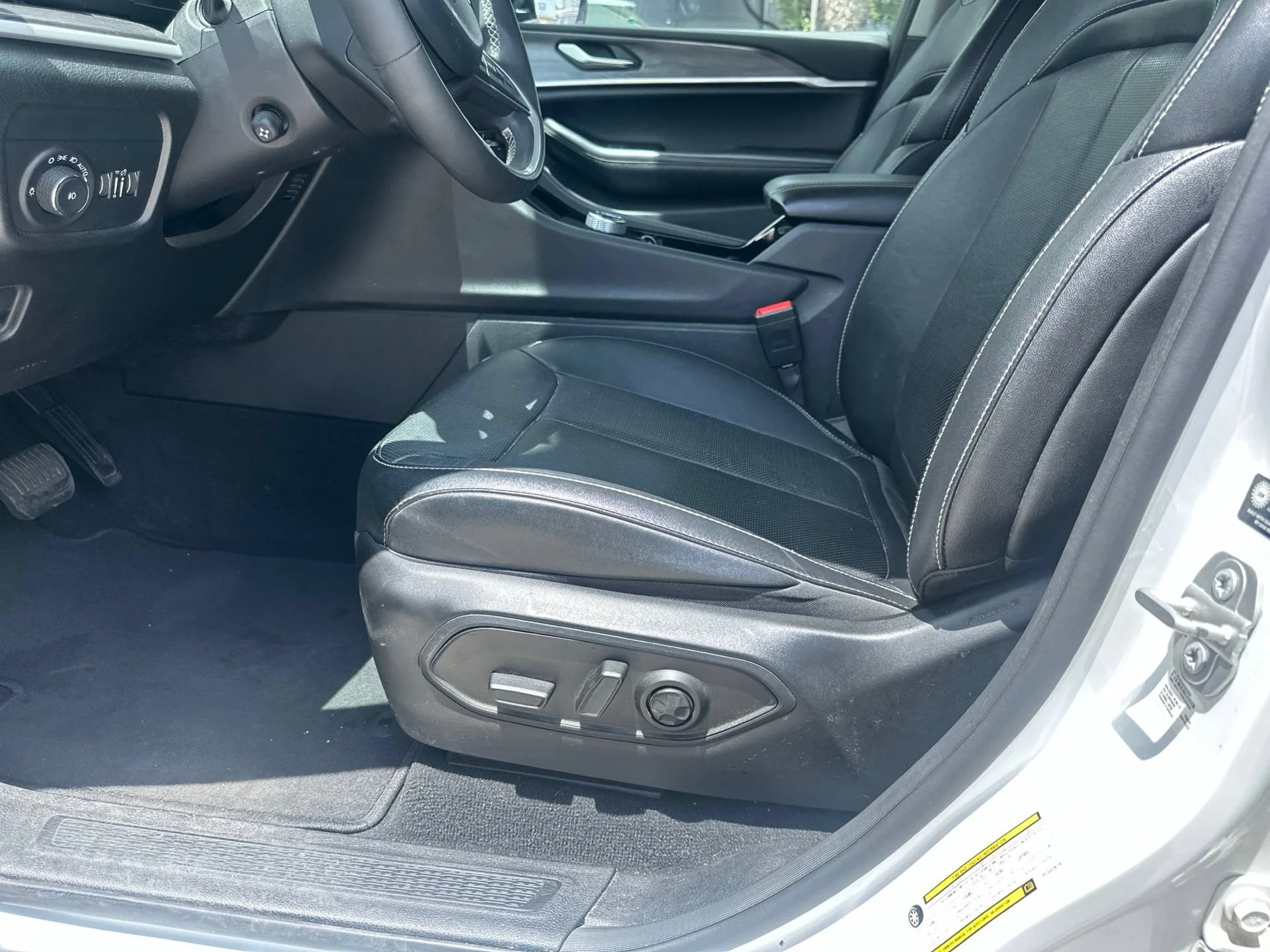 Used 2023 Bright White Clearcoat Jeep Limited image 8