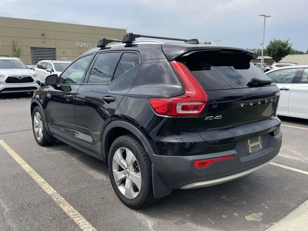 Used 2021 Onyx Black Metallic Volvo Momentum image 3