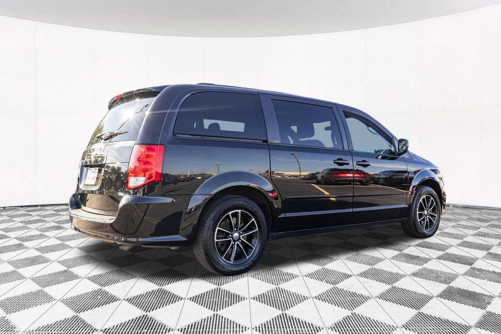 Used 2017 Black Dodge SXT image 10
