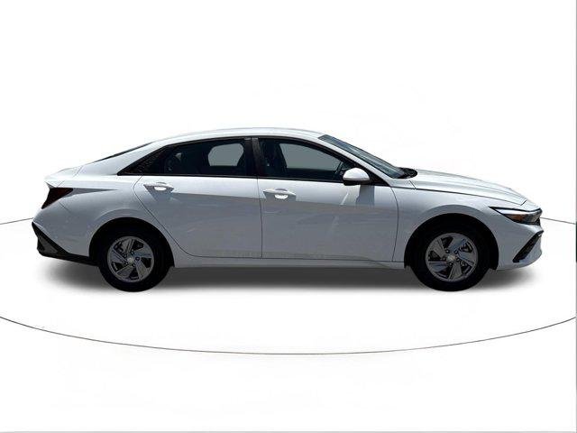 New 2026 Serenity White Hyundai SE image 2
