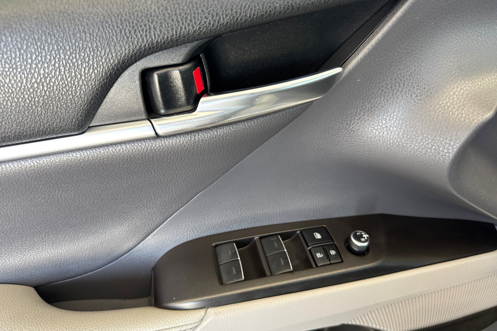 Used 2022 CELESTIAL SILVER MET Toyota Hybrid XSE image 10