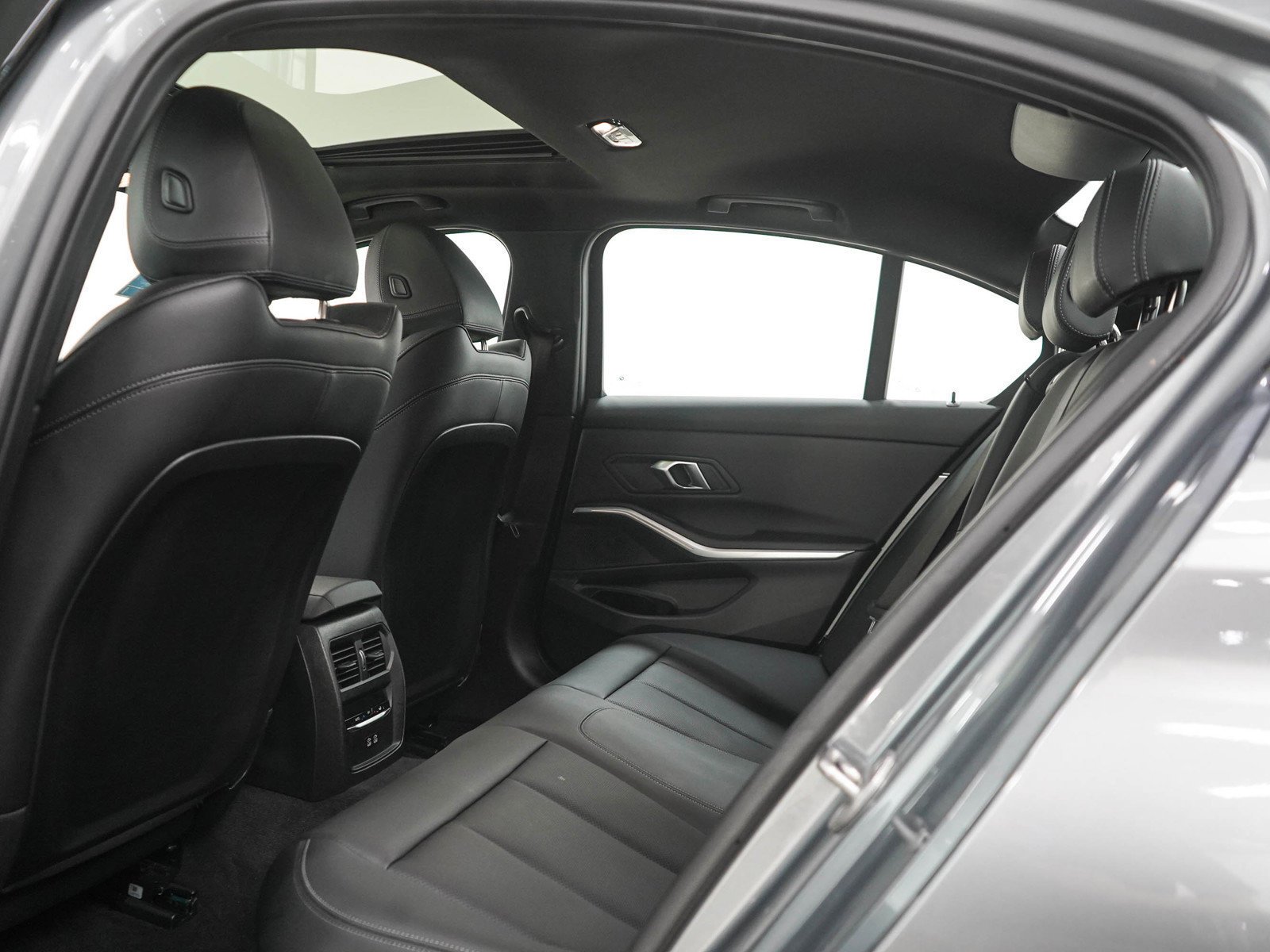 Used 2026 Skyscraper Grey Metallic BMW 330i xDrive image 17