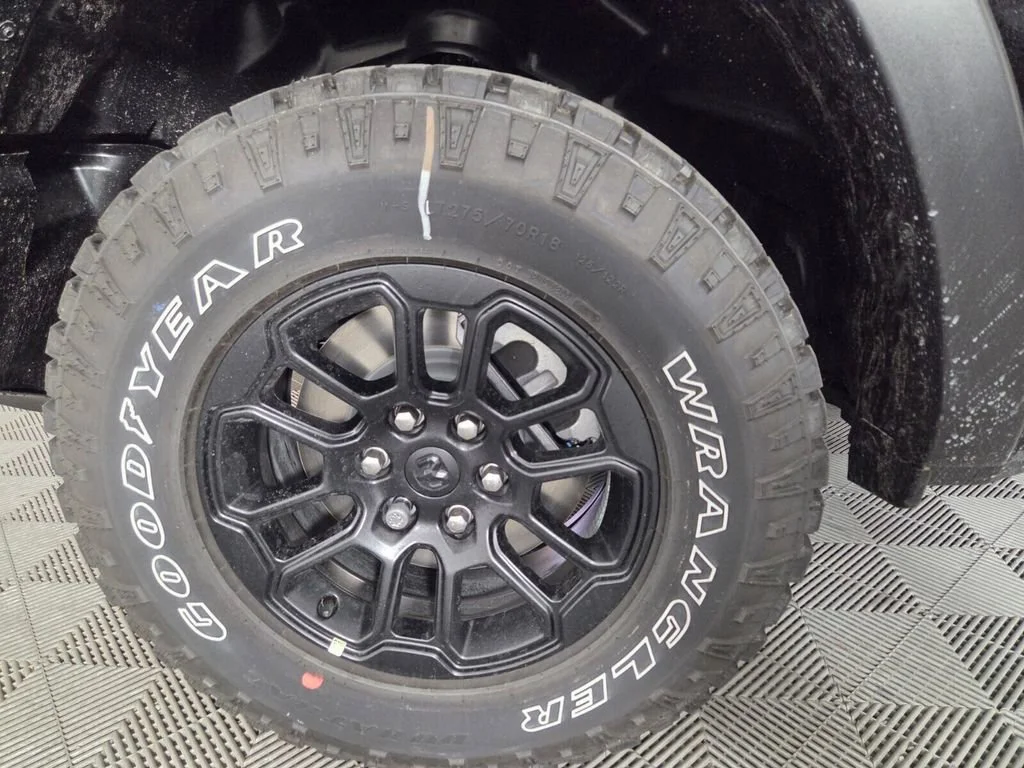 New 2026 Diamond Black Crystal Pearl-Coat Exterior Paint RAM Rebel image 8
