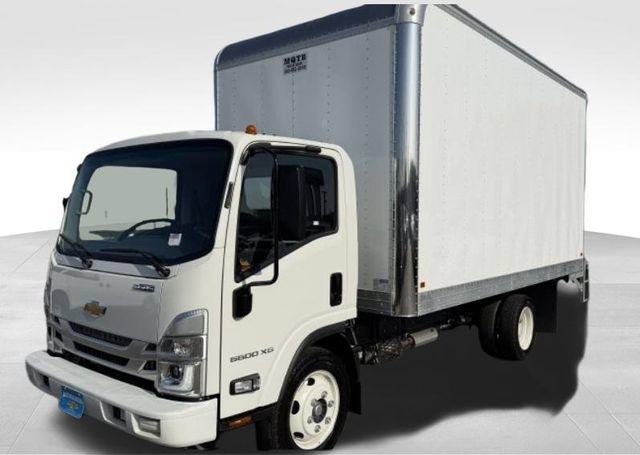 New 2025 Arc White Chevrolet  image 1