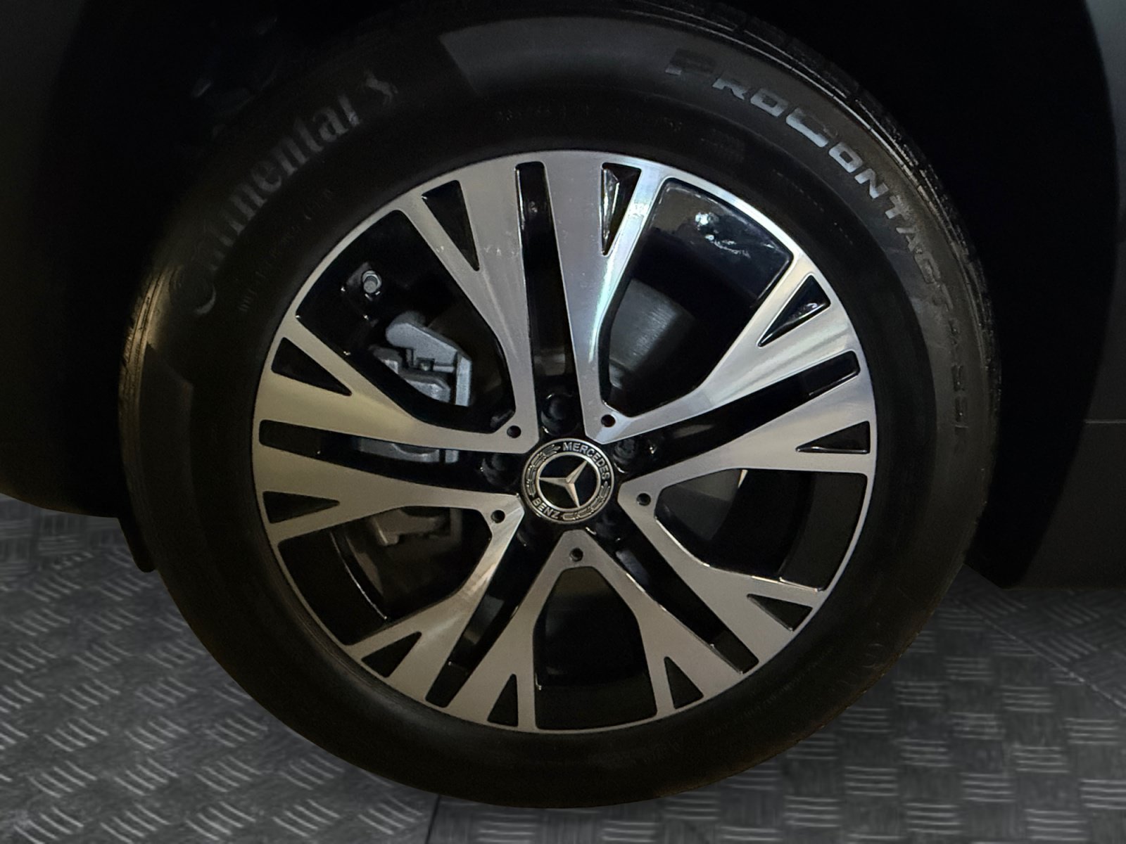 Used 2025 Polar White Mercedes-Benz GLB 250 image 9