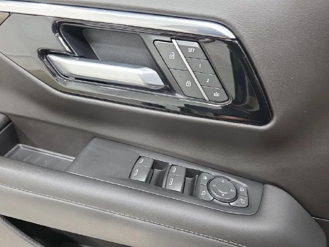 Used 2025 White Chevrolet LT image 28