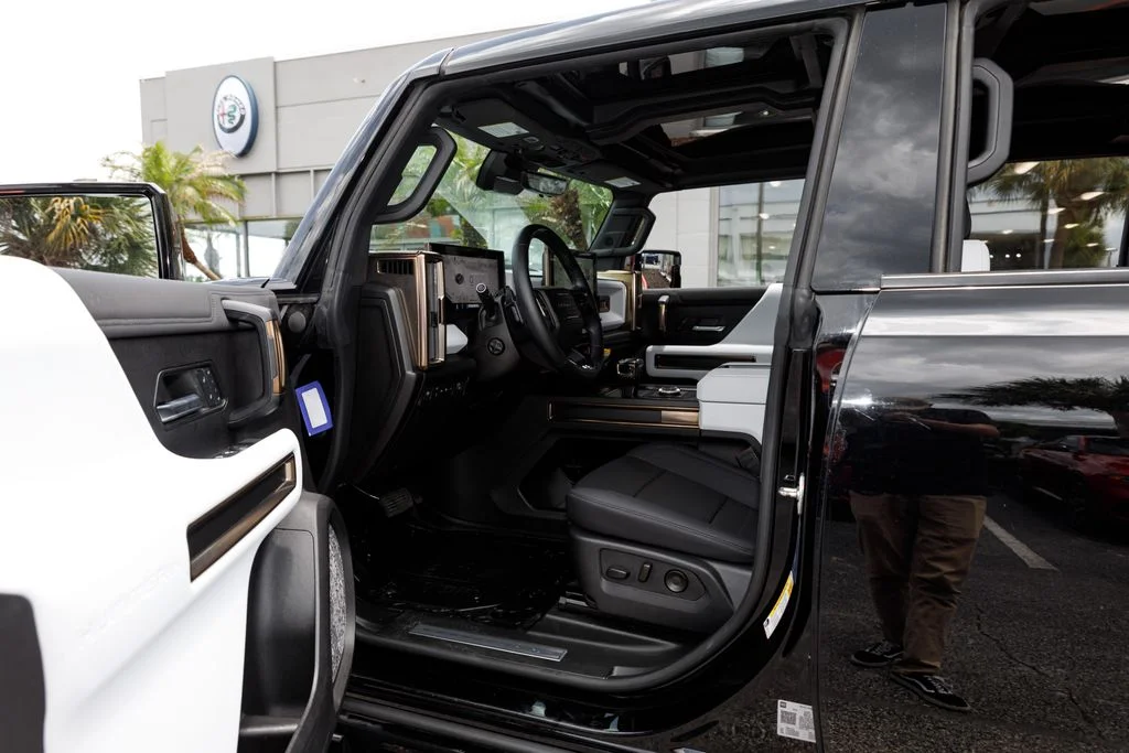 Used 2025 Black GMC 2X image 25