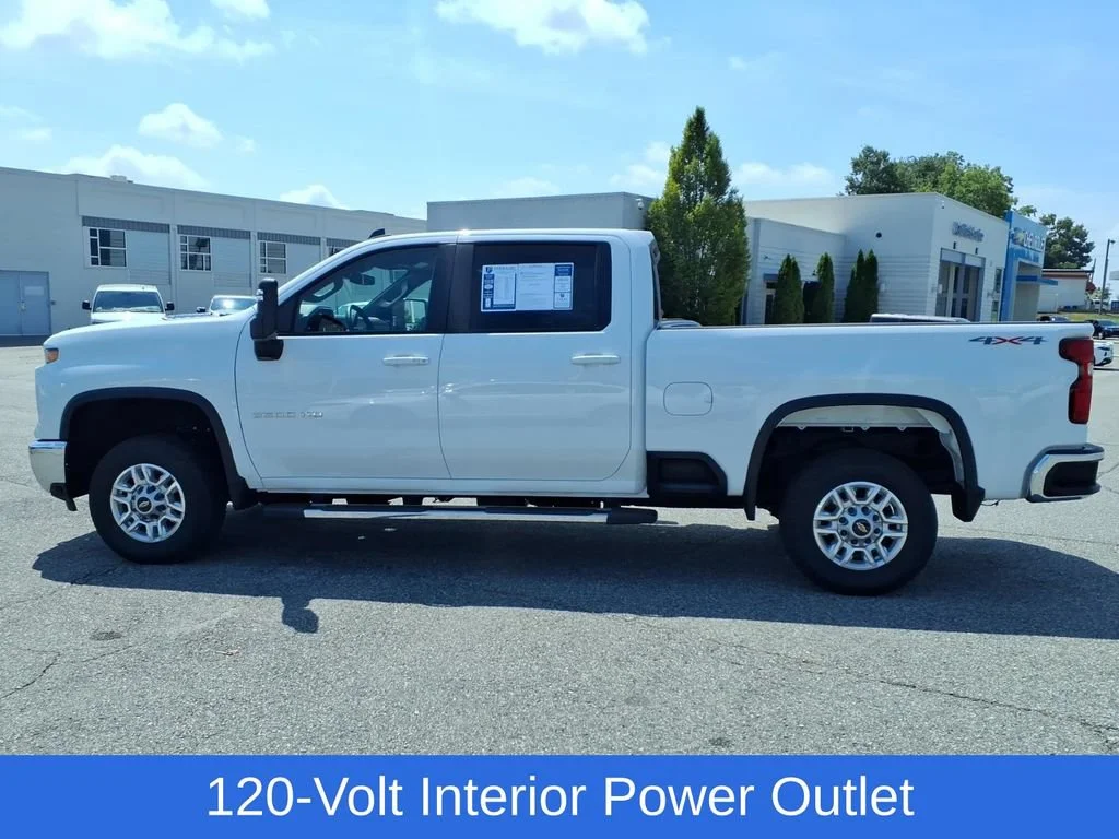 Used 2025 Summit White Chevrolet LT image 32