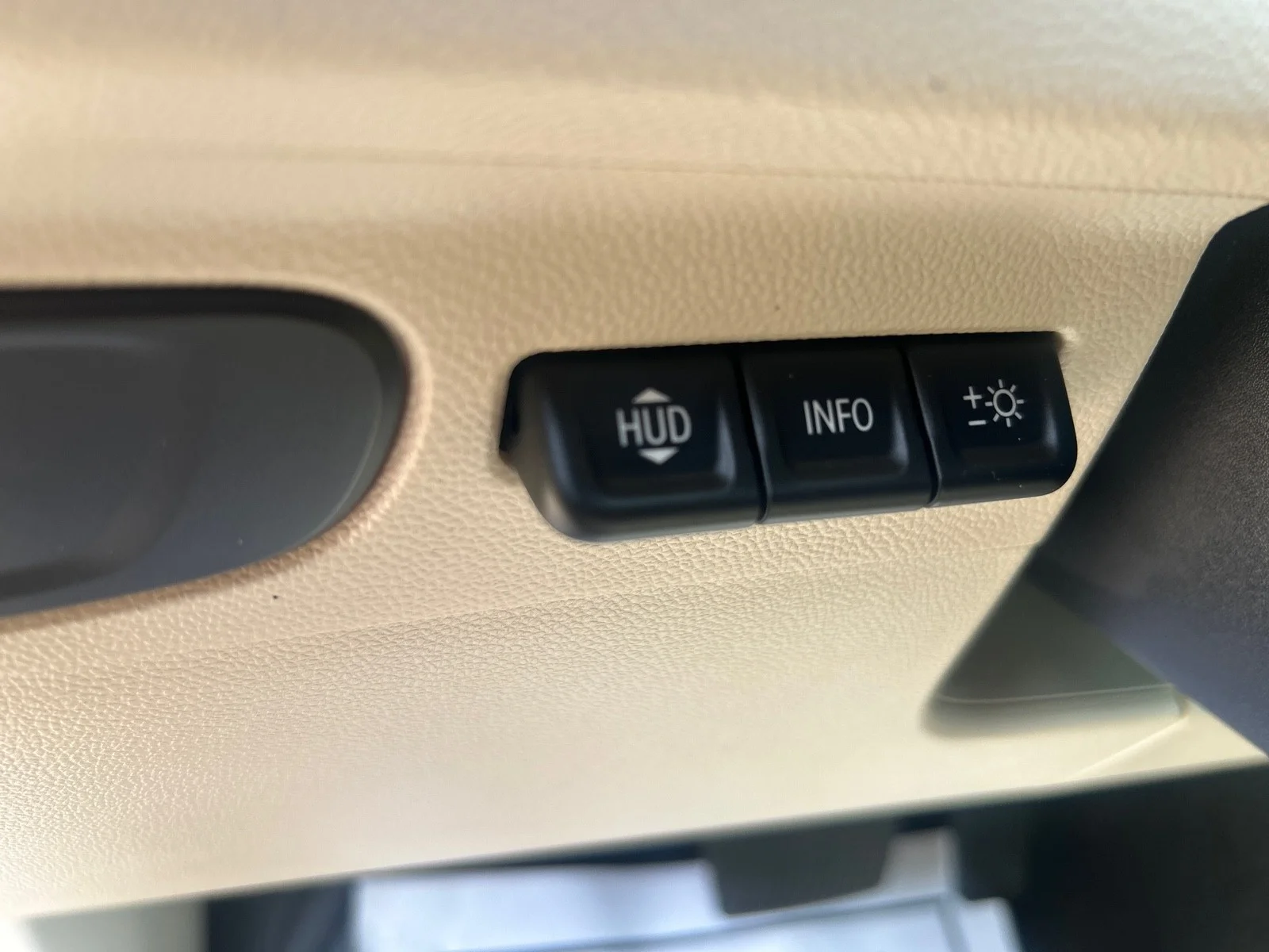 Used 2023 White Buick Avenir image 15