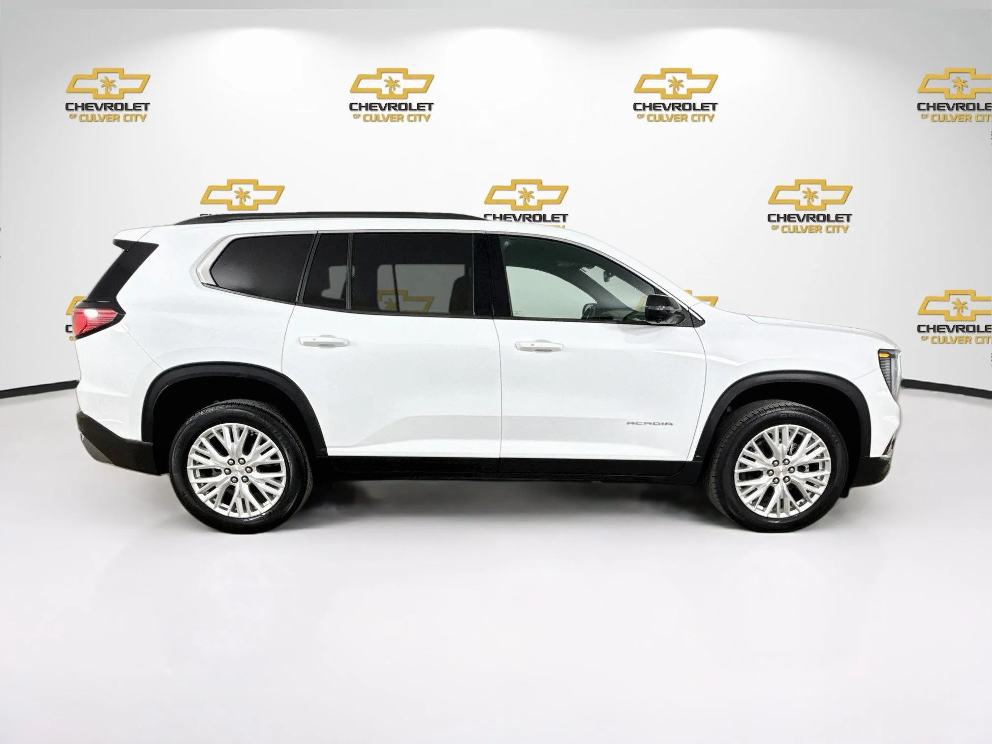 Used 2024 Summit White GMC Elevation image 9