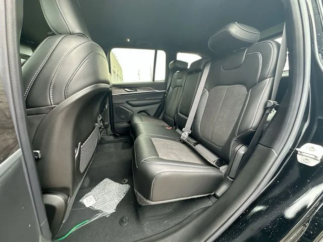 New 2026 Diamond Black Crystal Pearl-Coat Exterior Paint Jeep Laredo Altitude image 24