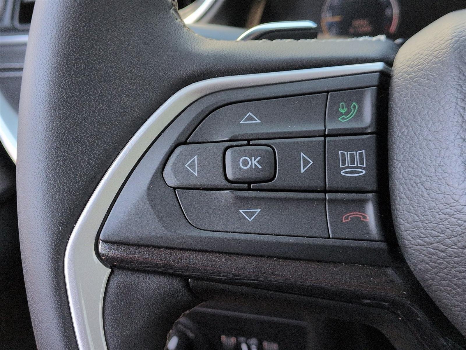 Used 2023 Diamond Black Crystal Pearlcoat Jeep Laredo image 20