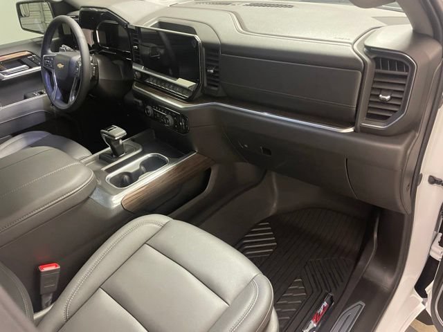 Used 2026 Summit White Chevrolet LT image 18