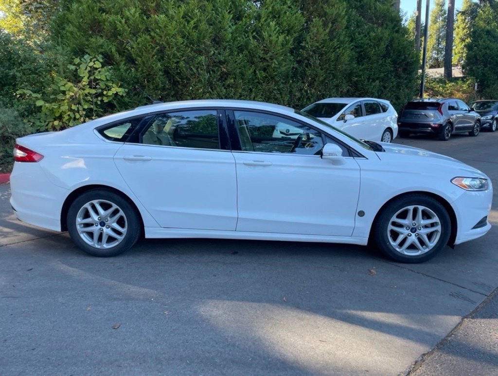 Used 2016 Oxford White Ford SE image 3