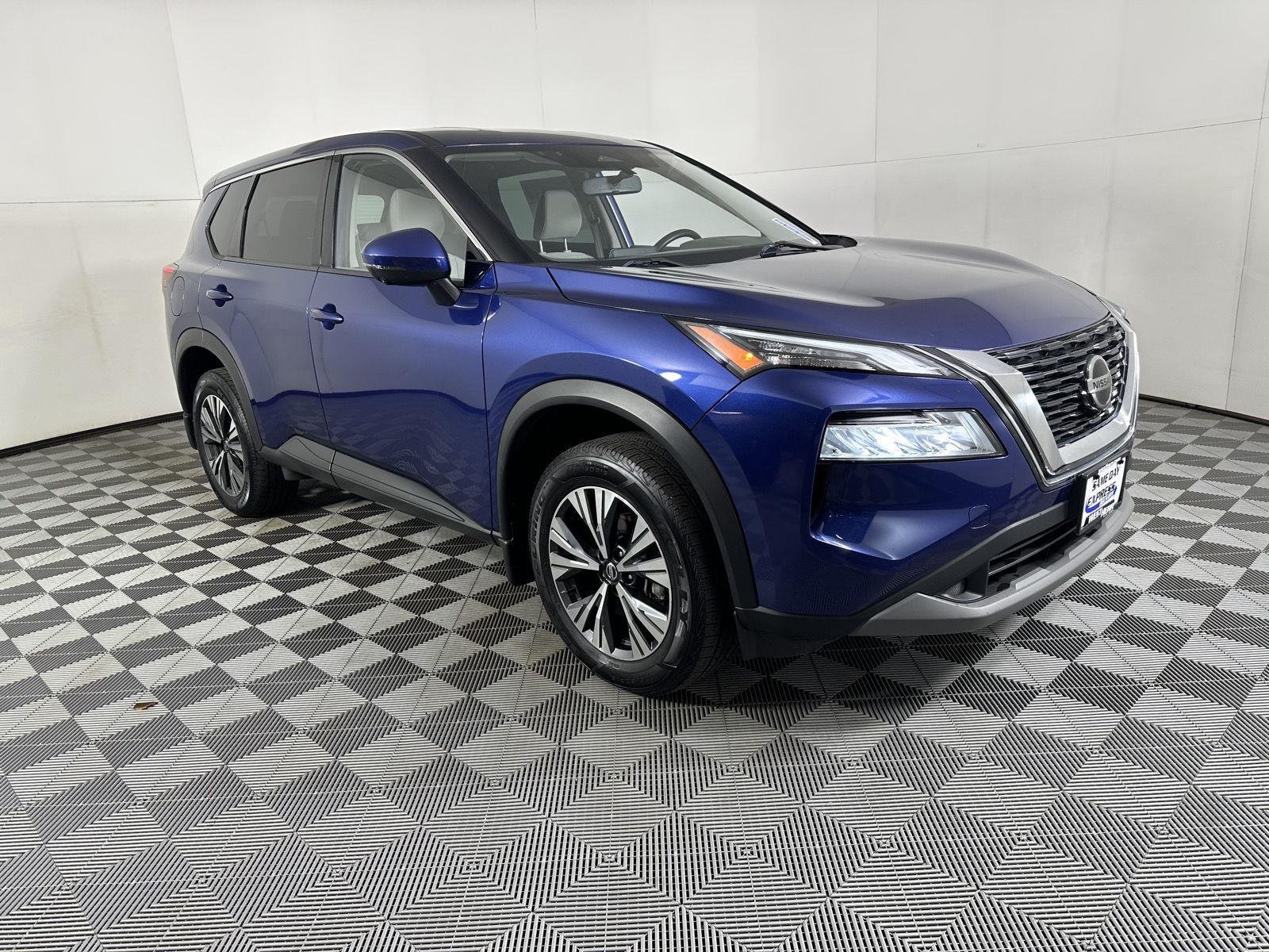 Used 2021 Caspian Blue Metallic Nissan SV image 10