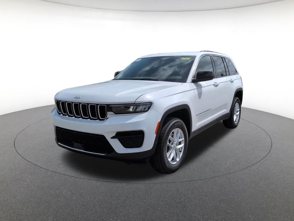 New 2026 Bright White Clear-Coat Exterior Paint Jeep Laredo X image 2