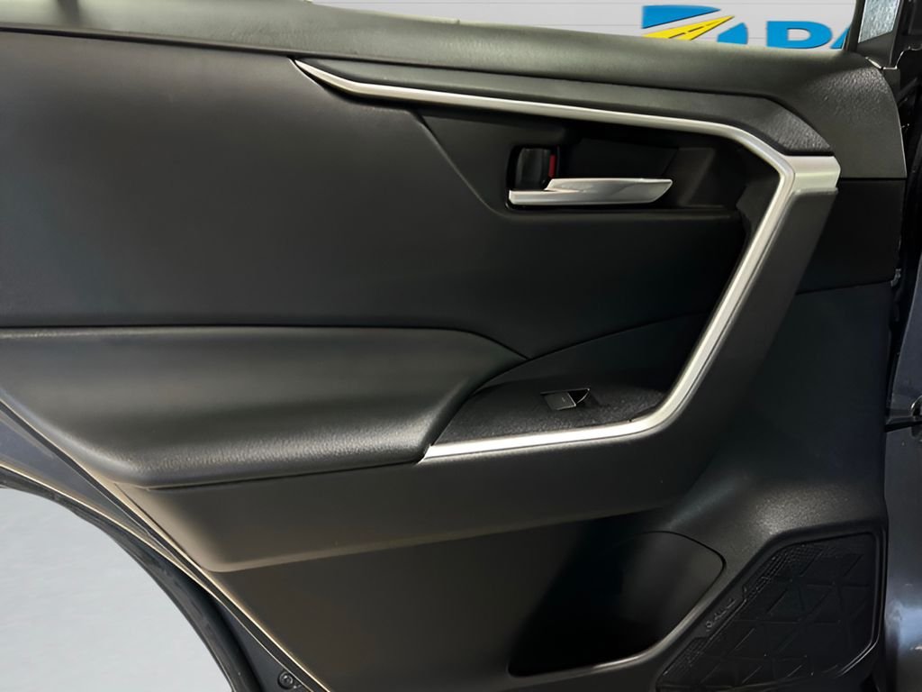 2022 Toyota RAV4 XLE - Photo 18