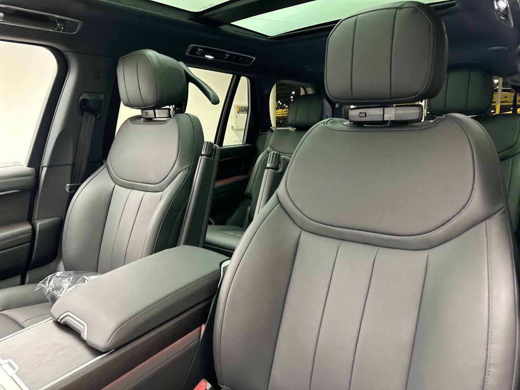 New 2027 Santorini Black Land Rover SE image 10