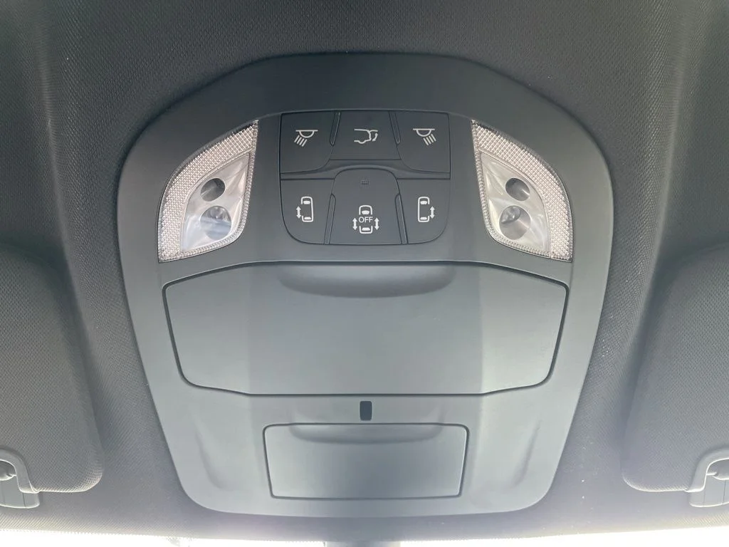 New 2026 Bright White Clear-Coat Exterior Paint Chrysler Select image 26