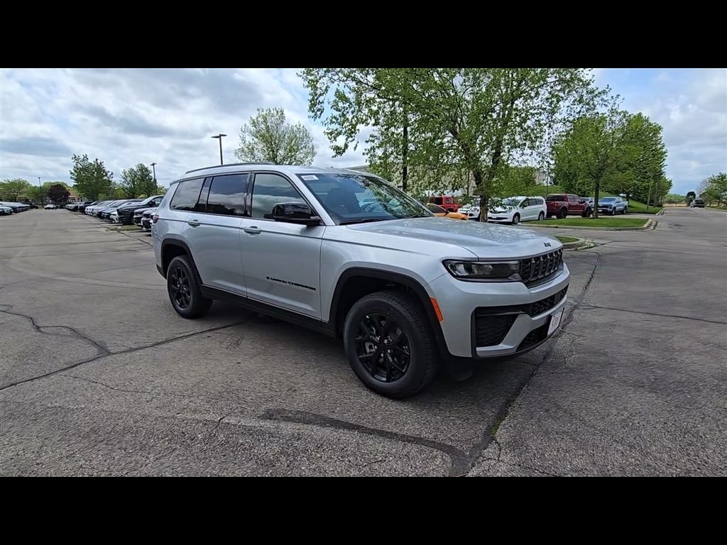 New 2026 Silver Zynith Exterior Paint Jeep Laredo image 2
