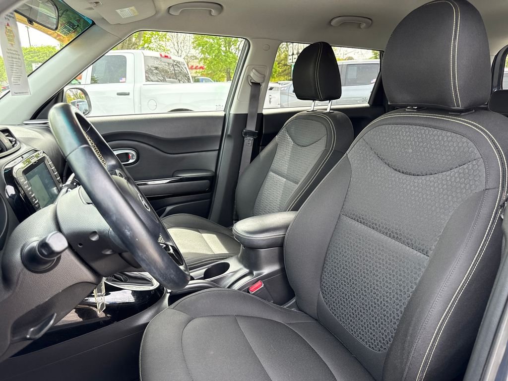 Used 2015 Blue Kia Plus image 12