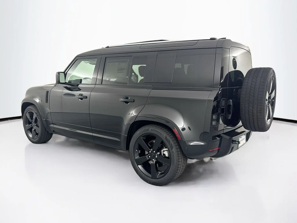 New 2026 Santorini Black Land Rover X-Dynamic SE image 7